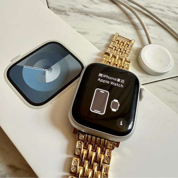 Apple Series 9 41mm GPS + Cellular Smartwatch w/ Charger Cable + Gold Link Band - Picture 1 of 4